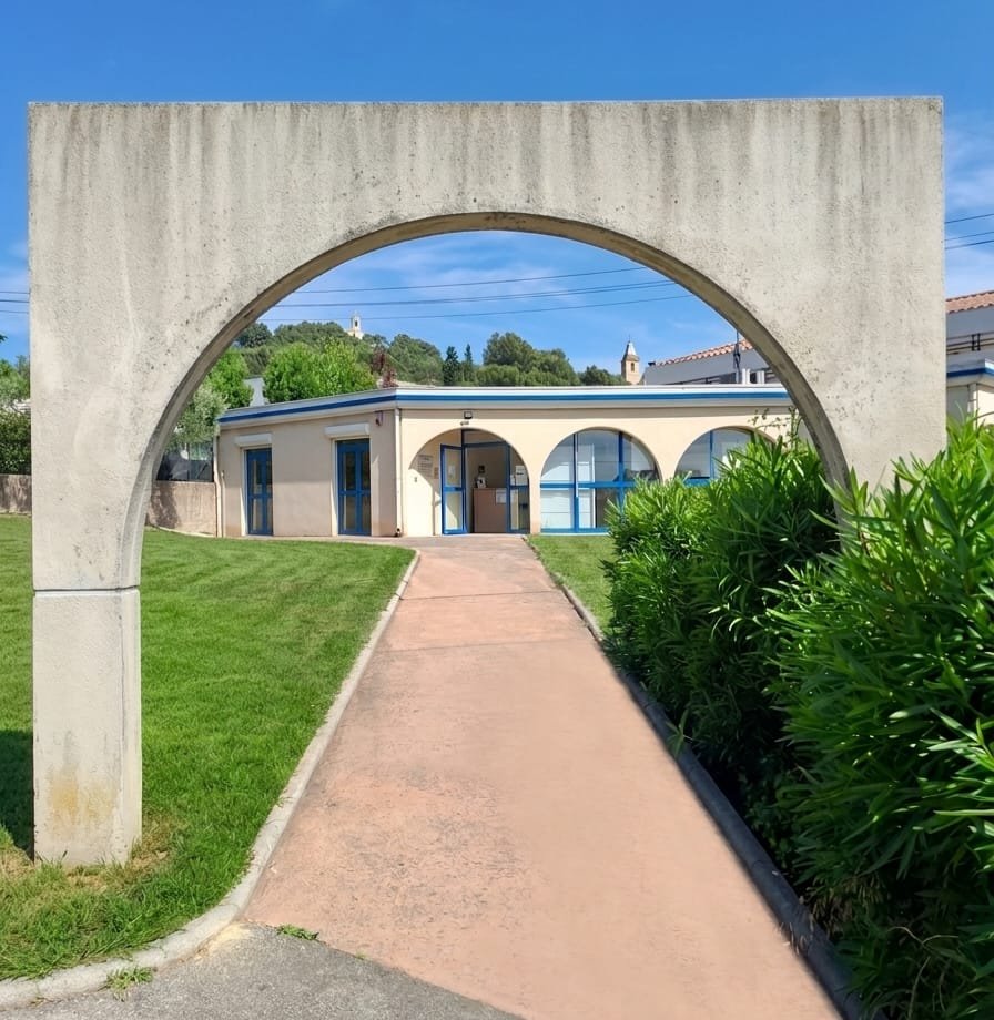 Entrée de la clinique vue sous l'arche