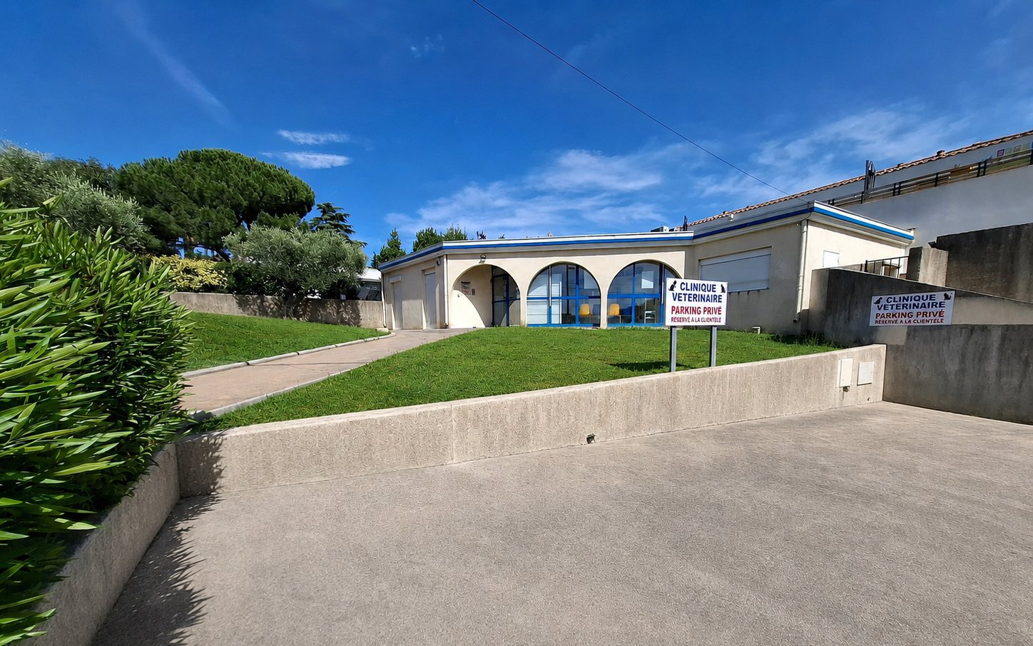 Façade de la clinique et parking privé