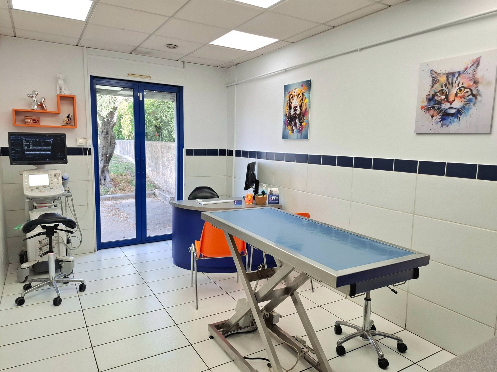 Salle de consultation avec échographe